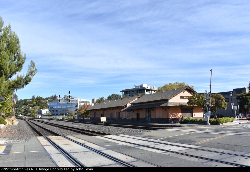 Afternoon view of the former SP Martinez Station 